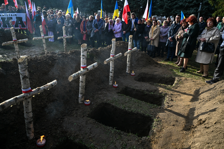 Uroczystości pogrzebowe żołnierzy Wojska Polskiego, którSzczątki ekshumowanych w sierpniu we Lwowie-Zboiskach żołnierzy Wojska Polskiego złożono w polskiej kwaterze wojennej cmentarza w Mościskach. Fot. PAP/Darek Delmanowicz 