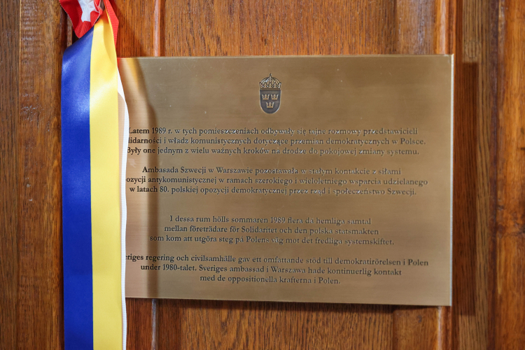 Tablica upamiętniająca szwedzkie wsparcie dla Solidarności, odsłonięta uroczyście w ambasadzie Szwecji w Warszawie, 17 bm. Fot. PAP/Albert Zawada
