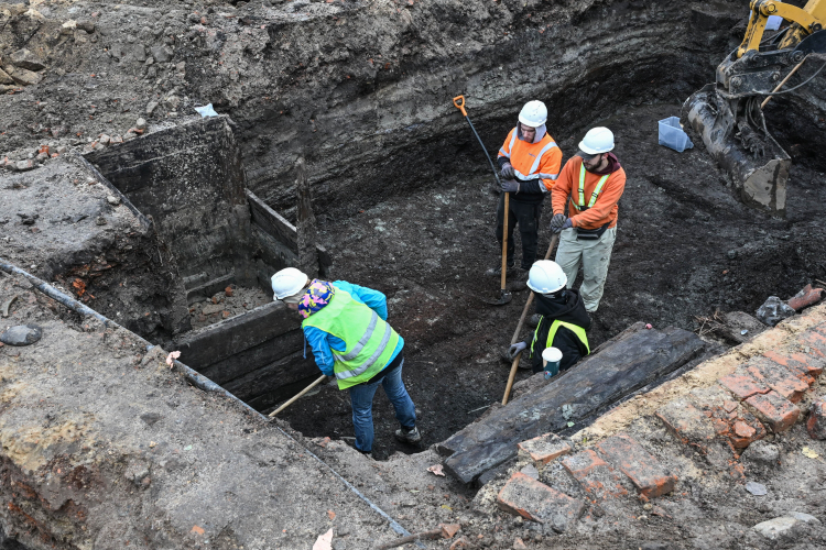 Eksperci z Działu Archeologii Muzeum Narodowego w Szczecinie przeczesali teren na Łasztowni, który niedługo będzie placem budowy nowego Teatru Współczesnego. Fot. PAP/Marcin Bielecki
