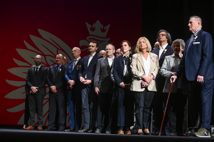 Odznaczeni Krzyżami Wolności i Solidarności podczas inauguracji obchodów 45. rocznicy rejestracji Niezależnego Samorządnego Związku Zawodowego „Solidarność”, w Teatrze Polskim im. Arnolda Szyfmana w Warszawie. Wydarzenie zorganizował Instytut Pamięci Narodowej. Fot. PAP/Piotr Nowak