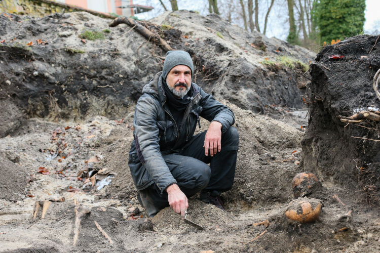 Arkadiusz Michalak z Muzeum Archeologicznego Środkowego Nadodrza w Świdnicy w miejscu prac archeologicznych na terenie Opactwa Cysterskiego w Gościkowie-Paradyżu. Fot. PAP/Lech Muszyński