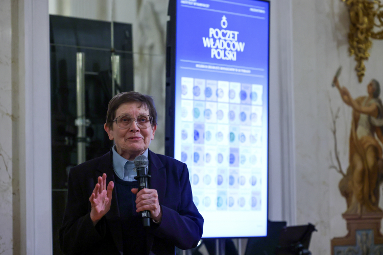 Prof. Zofia Zielińska podczas uroczystości inauguracji 42-tomowej serii Poczet Władców Polski, 18 bm. w Pałacu na Wodzie w Łazienkach Królewskich w Warszawie. Wydawcą serii jest Państwowy Instytut Wydawniczy. Fot. PAP/Albert Zawada