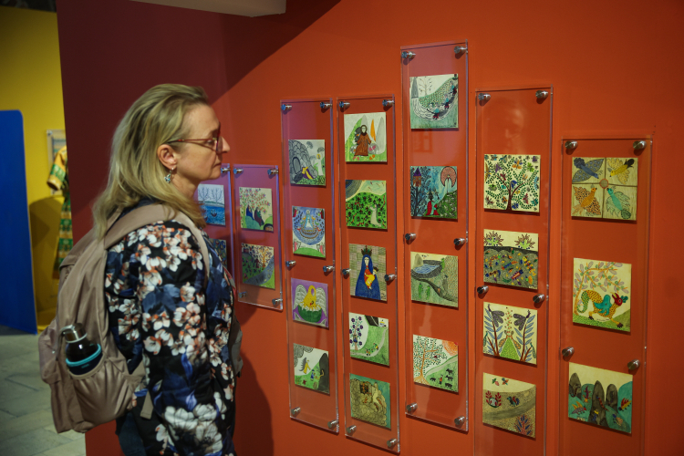 Część wystawy czasowej "Batikara. Fantastyczna Józefa Kogut" w Muzeum Etnograficznym w Krakowie. Fot. PAP/Łukasz Gągulski 