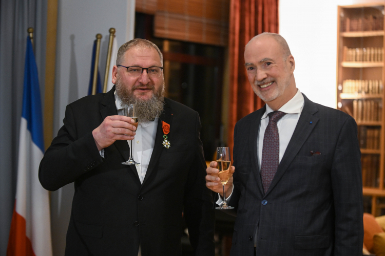 Ambasador Francji w Polsce Etienne de Poncins (P) i odznaczony Legią Honorową dyrektor Państwowego Muzeum Auschwitz-Birkenau dr Piotr Cywiński (L). Fot. PAP/Marcin Obara 
