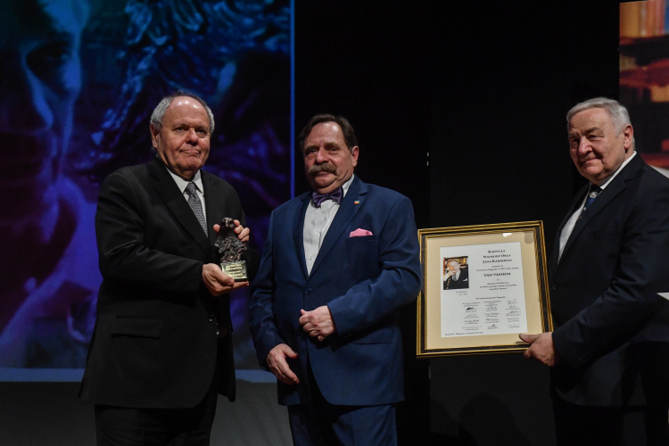 Przewodniczący Yad Vashem Dani Dayan (L), stryjeczny wnuk Jana Karskiego Jerzy Kozielewski (P) i przedstawiciel Towarzystwa Jana Karskiego Andrzej Ludek (C) podczas gali wręczenia Nagród Orła Jana Karskiego w Teatrze Polskim w Warszawie. Fot. PAP/Piotr Nowak