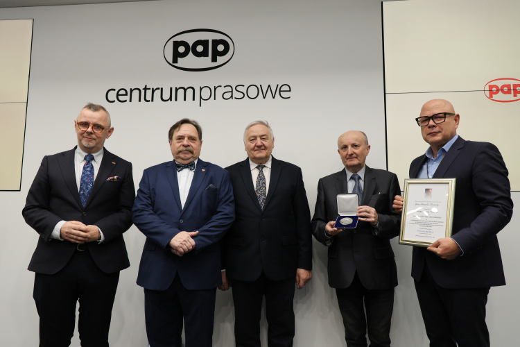 Członek Zarządu Paweł Kostrzewa (P), redaktor naczelny Wojciech Tumidalski (L), redaktor Mirosław Harasim (2P), Andrzej Ludek (członek zarządu Towarzystwa Jana Karskiego) (2L) i Jerzy Kozielewski (stryjeczny wnuk Jana Karskiego) (3P) podczas wręczenia medalu 75-lecia Misji Jana Karskiego.  Fot. (ad) PAP/Paweł Supernak