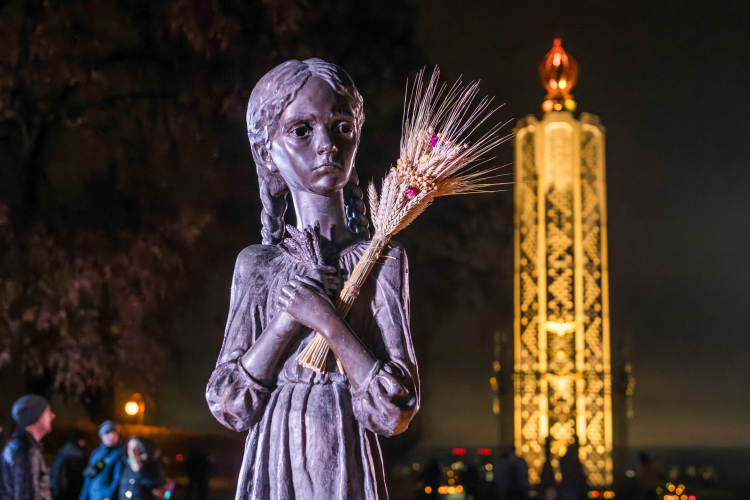 Uroczystość przed kijowskim Pomnikiem Ofiar Wielkiego Głodu z lat 1932-1933, 22 listopada 2025 r. Fot. PAP/Vladyslav Musiienko