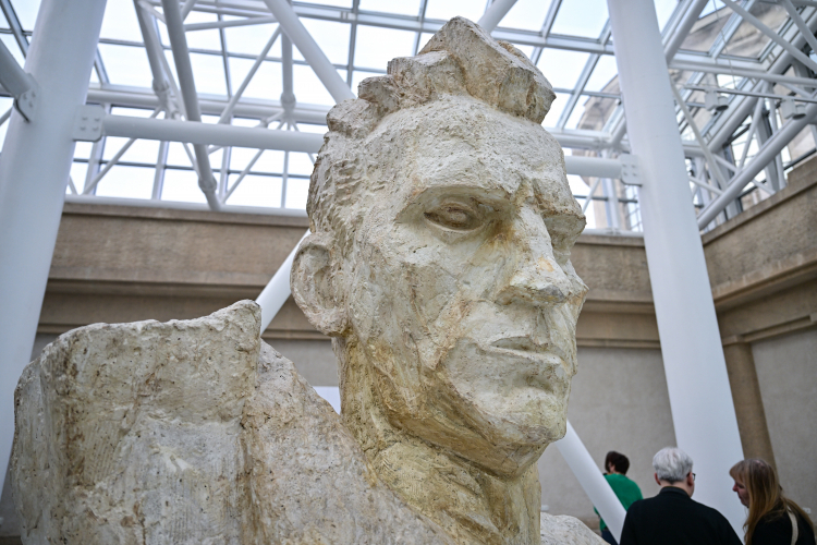 Rzeźba Xaverego Dunikowskiego „Głowa Robotnika” prezentowana w Pawilonie Czterech Kopuł we Wrocławiu. Fot. PAP/Maciej Kulczyński