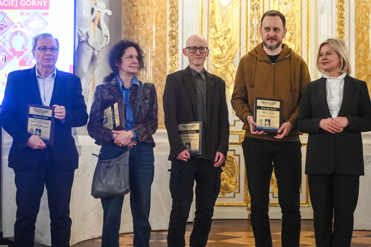 Sekretarz stanu w Ministerstwie Kultury i Dziedzictwa Narodowego, Generalna Konserwator Zabytków Bożena Żelazowska (P), Ewa Mańkowska (2L), Maciej Górny (3L) na wręczeniu nagród Klio 2025 podczas otwarcia XXXIII Targów Książki Historycznej w Sali Wielkiej Zamku Królewskiego w Warszawie, 27 bm. (ad) PAP/Piotr Nowak