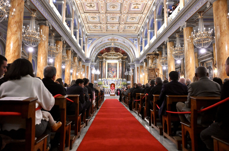 Papież Leon XIV (C) uczestniczy w spotkaniu z biskupami, kapłanami, diakonami, osobami konsekrowanymi i pracownikami duszpasterskimi w Katedrze Ducha Świętego, znanej również jako Katedra św. Esprit w Stambule w Turcji. Fot. EPA/ALESSANDRO DI MEO Dostawca: PAP/EPA/ALESSANDRO DI MEO