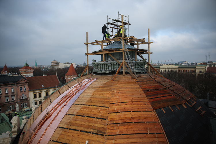 Wmurowanie kapsuły czasu w iglicy kopuły na dachu Teatru im. Juliusza Słowackiego w Krakowie. Fot. PAP/Łukasz Gągulski