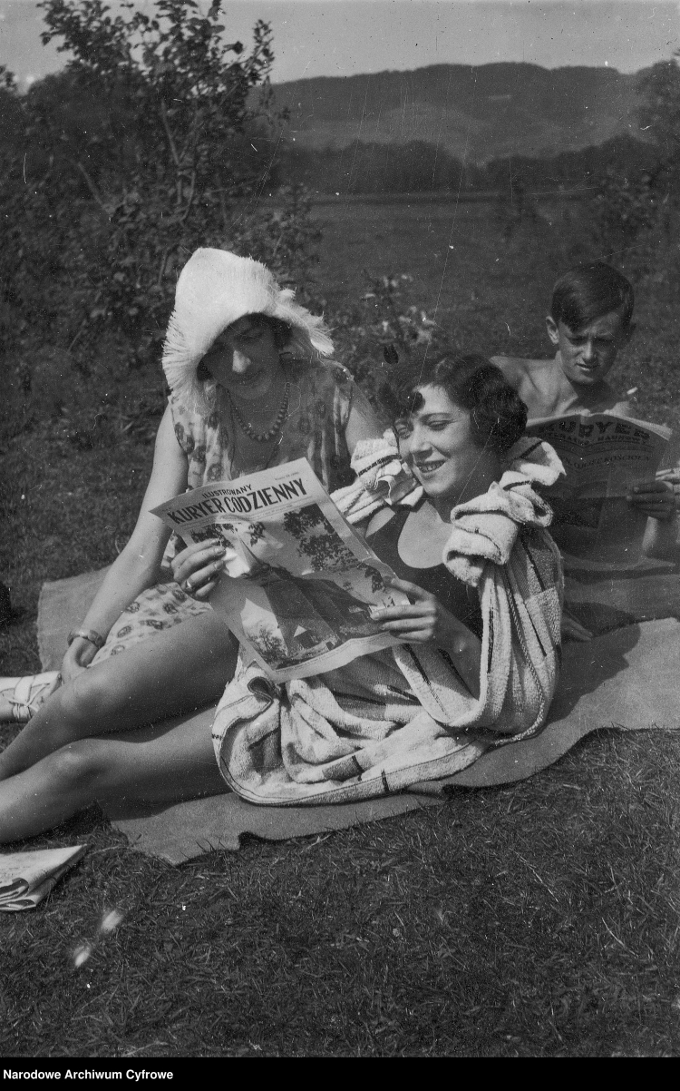 Aktorka Stanisława Kostecka przegląda "Ilustrowany Kurier Codzienny"./NAC