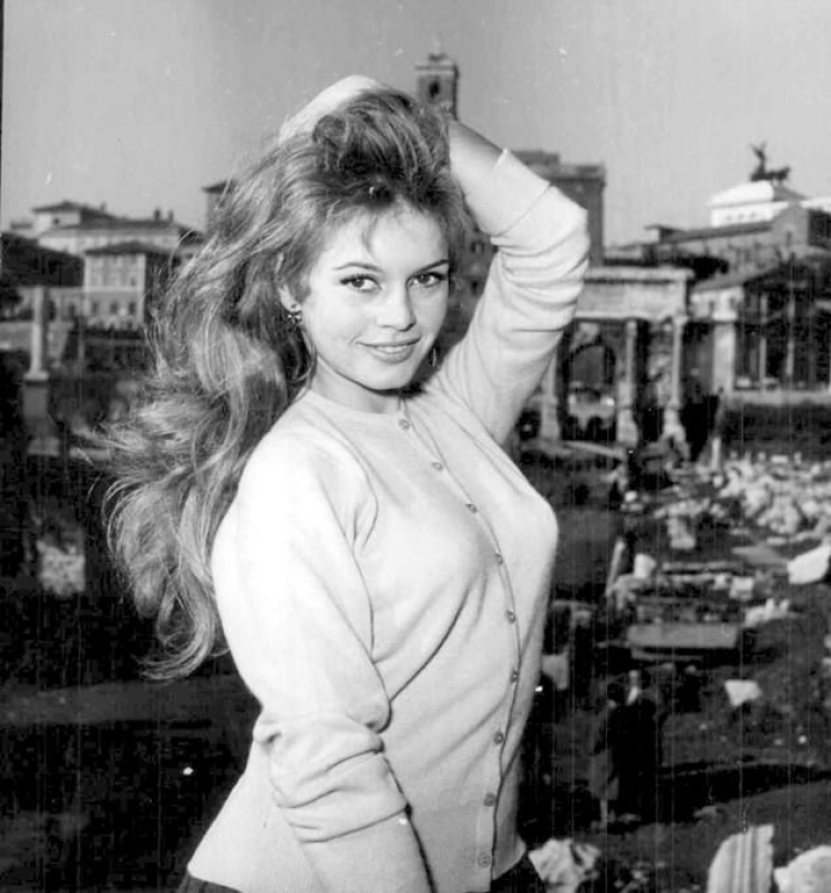 Brigitte Bardot w Rzymie, 1957 r. Fot. Reporters Associati & Archivi, Public domain, via Wikimedia Commons