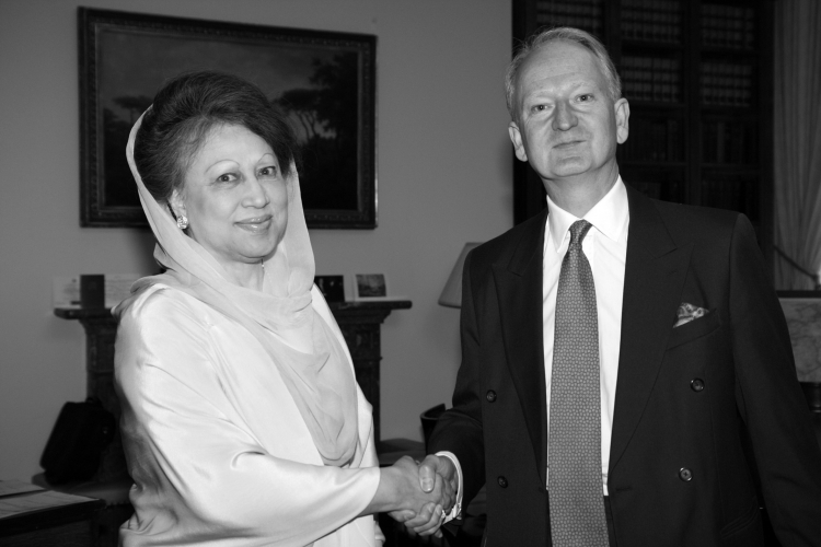 Chaleda Zia i minister spraw zagranicznych Wielkiej Brytanii Henry Bellingham (2011). Fot. Foreign and Commonwealth Office, OGL v1.0OGL v1.0, via Wikimedia Commons