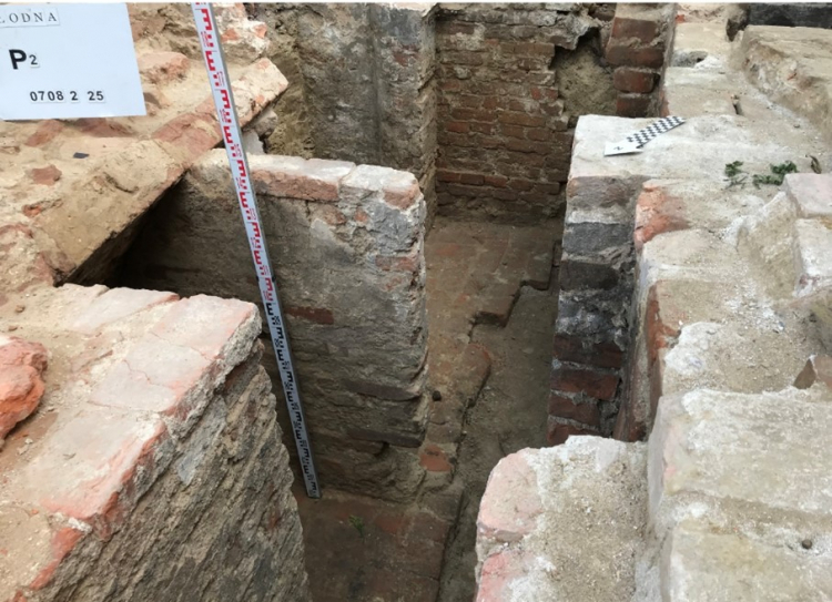 Pozostałości piwnicy w dawnym Domu Sierot przy ul. Chłodnej w Warszawie. Fot. J. Mrówczyński/UKSW