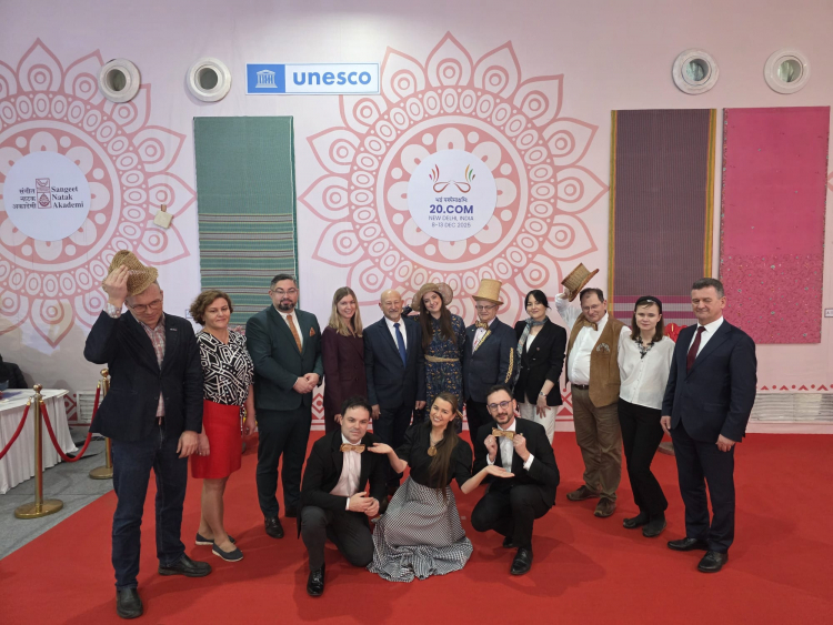 Polska delegacja ma uroczystości wręczenia wpisu tradycji plecionkarstwa z Polski na Listę UNESCO. Pierwszy z lewej prezes Stowarzyszenia Polskich Plecionkarzy Wojciech Świątkowski. Fot. SPP