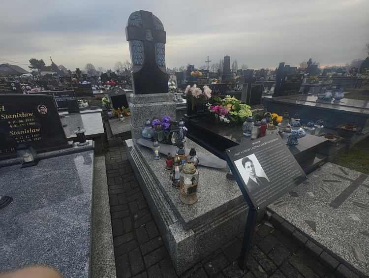 Symboliczna mogiła Alvina Ellina na cmentarzu w Jawiszowicach. Fot. Fundacja Pobliskie Miejsca Pamięci Auschwitz-Birkenau