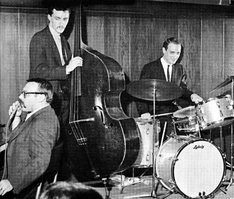 Guaraldi trio w 1963 roku. Vince Guaraldi (z lewej) oraz Fred Marshall i Jerry Granelli. Fot. domena publiczna