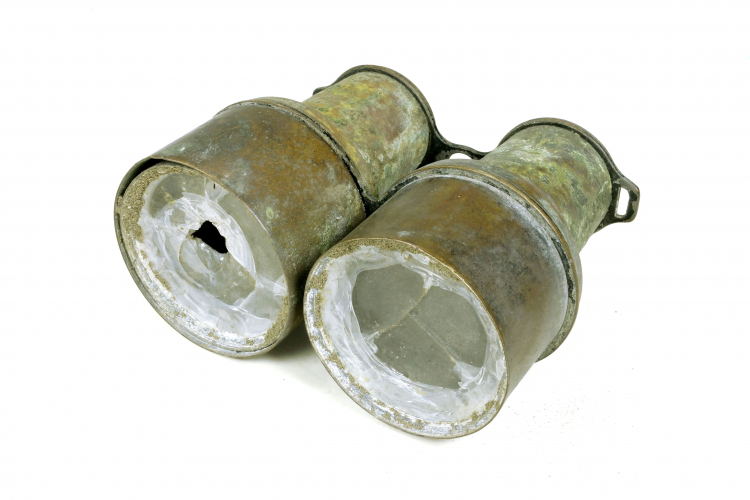 Lornetka z przestrzelonym szkłem odnaleziona w zasypisku niemieckiego okopu z 1945 r. w rejonie „Fortu”.Fot. MIIWŚ