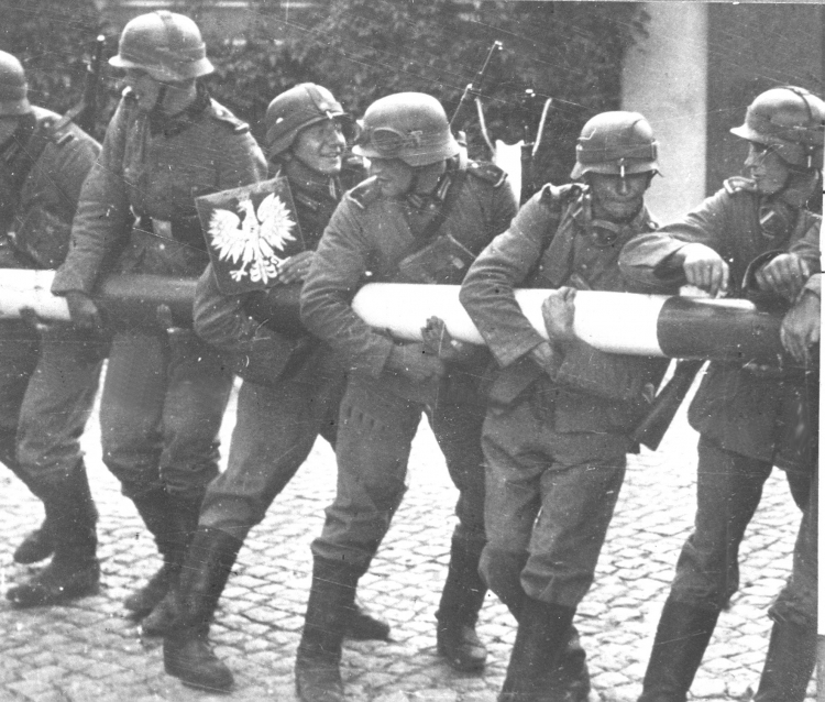 Niemieccy żołnierze we wrześniu 1939 r. - inscenizowane zdjęcie propagandowe. Fot. CAF/PAP