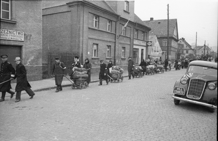 Bielawa, 1946. Repatrianci wraz z dobytkiem na ulicy Wolności. Fot. PAP