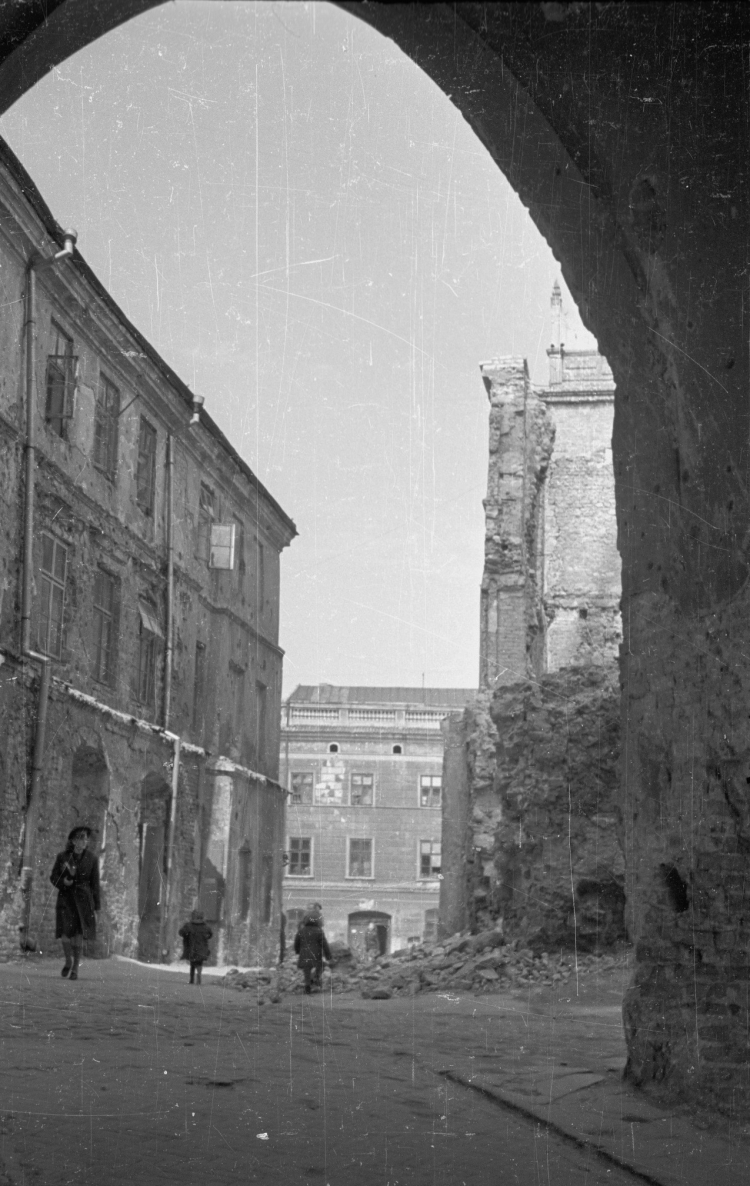 Lublin, 1946. Fragment Starego Miasta zniszczonego podczas II wojny światowej. Fot. PAP/Stanisław Dąbrowiecki
