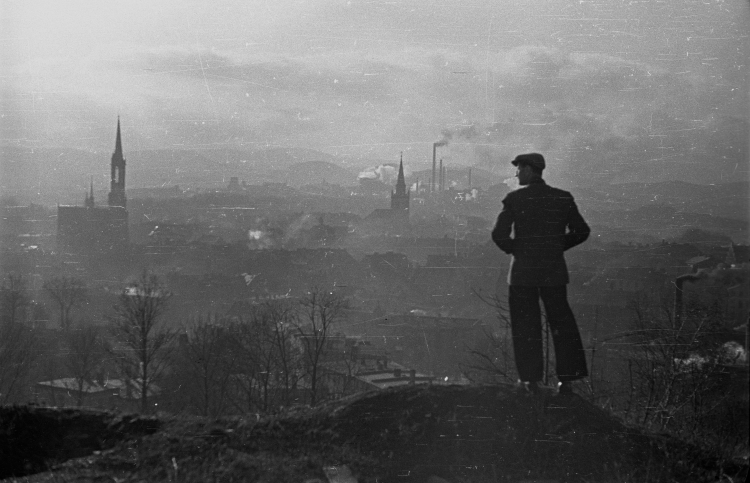 Wałbrzych, listopad 1947 r. Fotoreporter Filmu Polskiego na tle panoramy miasta. Fot. PAP