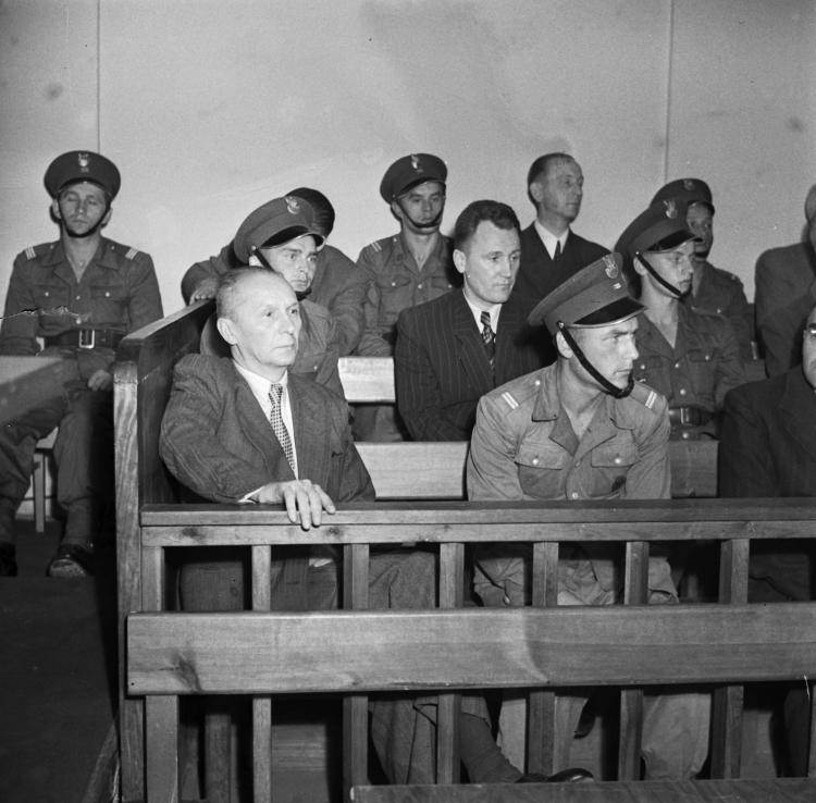 Warszawa 1951 r. Pokazowy proces generałów oskarżonych o szpiegostwo i dążenie do obalenia władzy PZPR, tzw. proces TUN (proces Tatar-Utnik-Nowicki) przed Najwyższym Sądem Wojskowym. Na zdjęciu w ławach oskarżonych siedzą, w pierwszym rzędzie: gen. brygady Stanisław Tatar; w drugim rzędzie: mjr Władysław Roman; w trzecim rzędzie: mjr Szczepan Wacek. Fot. PAP/Stanisław Wdowiński