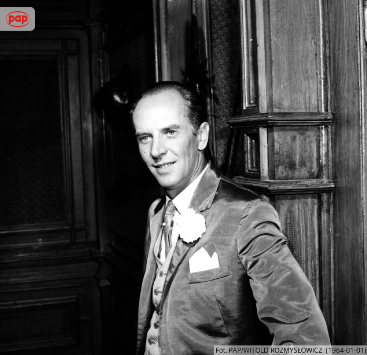 Poeta, satyryk Jeremi Przybora w filmie pt. Upał, w reżyserii Kazimierza Kutza, Warszawa 1964. Fot. PAP/Witold Rozmysłowicz