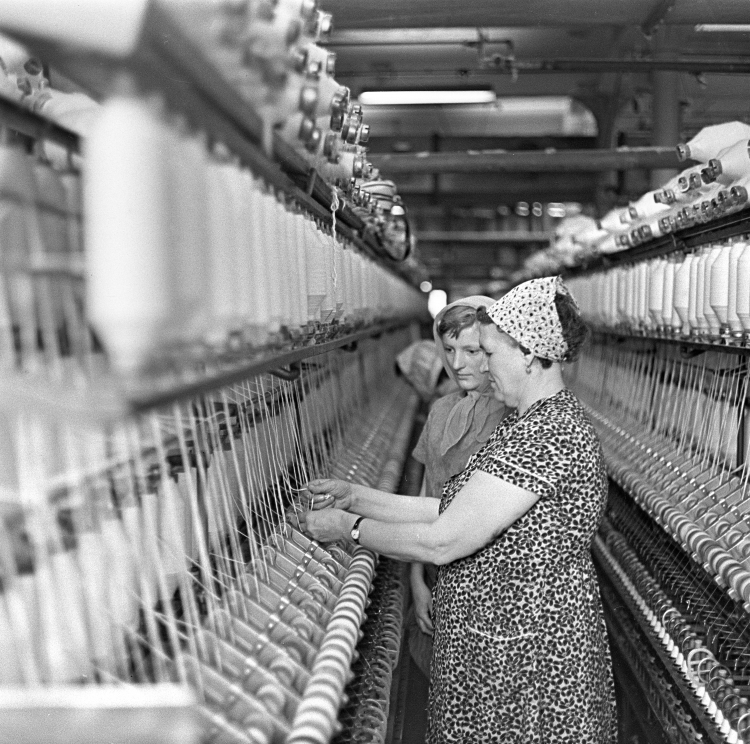Łódź 1964. Widzewskie Zakłady Przemysłu Bawełnianego 1 Maja (Wi-Ma) w dzielnicy Widzew. Fabryka specjalizowała się w przędzalnictwie bawełny i włókien sztucznych. Fot. PAP/Afa Pixx/Mirosław Stankiewicz