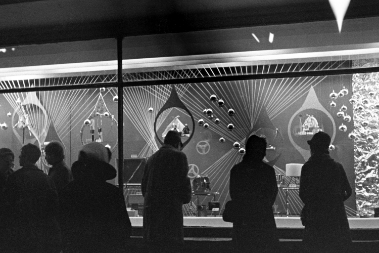 Zakupy przed Bożym Narodzeniem w CDT (Centralnym Domu Dziecka) przy Alejach Jerozolimskich w Warszawie (1964 r.). Fot. PAP/Afa Pixx/Mirosław Stankiewicz