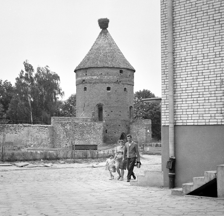 Dobre Miasto 1966. Baszta Bociania - gotycka baszta obronna z XIV–XV wieku, fragment średniowiecznych fortyfikacji miejskich. Fot. PAP/Afa Pixx/Mirosław Stankiewicz