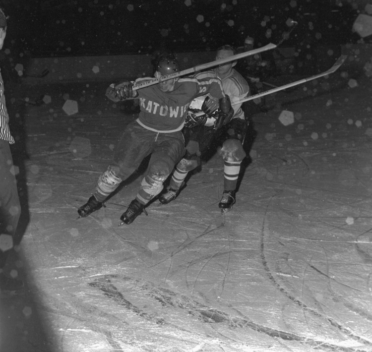 Katowice, 1969-12-01. Turniej hokejowy odbywający się w katowickim Torkacie z okazji Dnia Górnika. Nz. fragmenty spotkania Górniczego Klubu Sportowego (GKS) Katowice (ciemniejsze bluzy) i Banik Ostrava (jaśniejsze bluzy), wygranego przez GKS 6:2. Fot. PAP/Kazimierz Seko