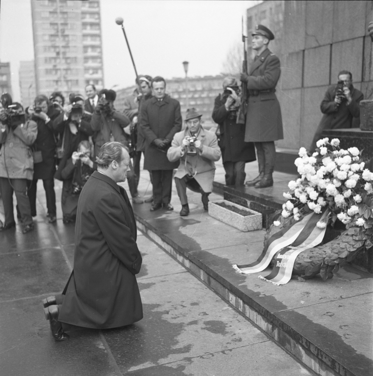 Warszawa 07.12.1970. Kanclerz Niemieckiej Republiki Federalnej (NRF) Willy Brandt złożył wieniec i ukląkł przed pomnikiem Bohaterów Getta. Fot PAP/Stanisław Czarnogórski