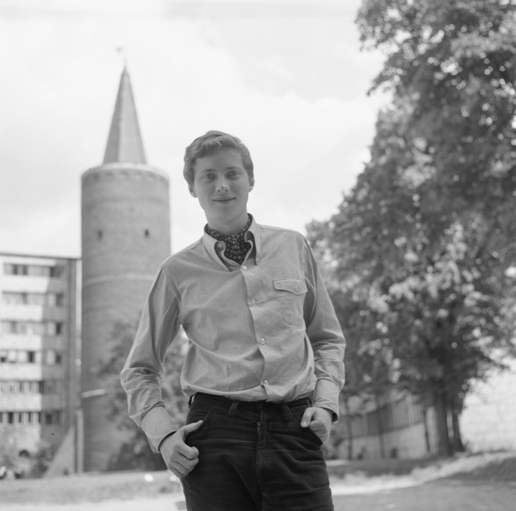 Marek Grechuta laureatem Nagrody Telewizji Polskiej za piosenkę "Wesele" do słów Stanisława Wyspiańskiego na Krajowym Festiwalu Polskiej Piosenki w Opolu w 1969 r. Fot. PAP/CAF/Ryszard Okoński