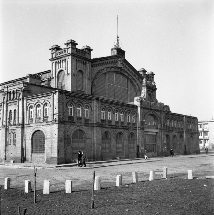 Budynek Hali Gwardii (hala wschodnia) przy placu Żelaznej Bramy 1. W 1953 hala została przekazana Milicyjnemu Klubowi Sportowemu Gwardia. Fot., 1972 PAP/Adam Urbanek