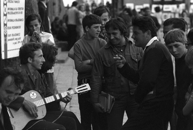 Warszawa 06.1973. Ludzie na Rynku Starego Miasta. gr PAP/Chris Niedenthal