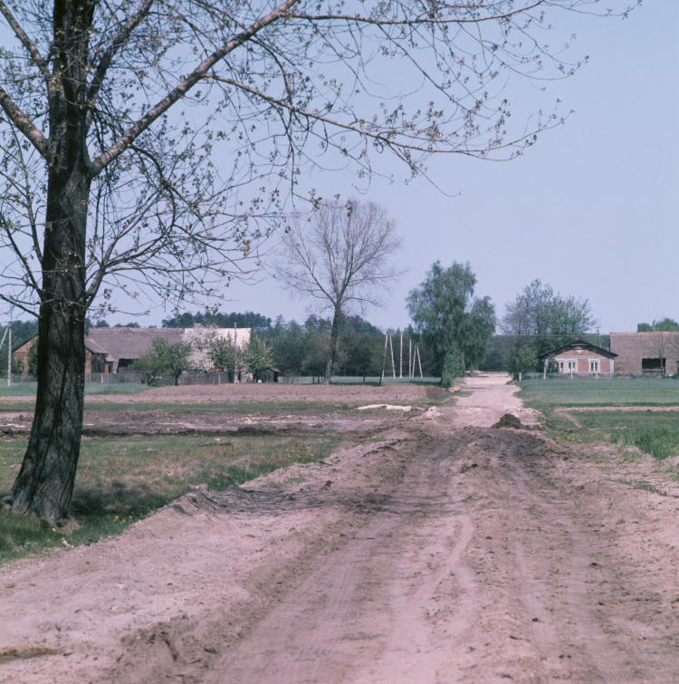 Wieś w okolicy Bełchatowa (w 1976 r.), pochłonięta przez budowaną kopalnię "Bełchatów". Fot. PAP/Leszek Łożyński