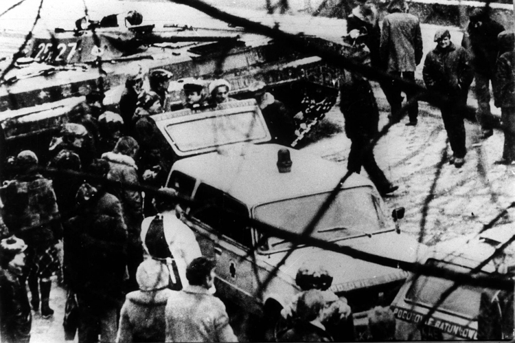 Pacyfikacja kopalni "Wujek" w stanie wojennym. Fot. PAP/archiwum