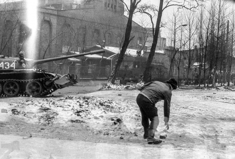 Katowice 16.12.1981 r. Pacyfikacja Kopalni Węgla Kamiennego Wujek. Fot. PAP/Marek Janicki