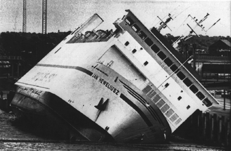 Szwecja, Ystad, 1982. Prom Jan Heweliusz przechylił się w porcie w Ystad. Uniknął zatonięcia, bo oparł się o nabrzeże. Fot. PAP/archiwum
