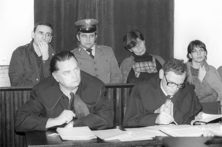 Warszawa, 1983-02. Proces organizatorów Radia Solidarność w Sądzie Warszawskiego Okręgu Wojskowego. Nz. na ławie oskarżonych: Zbigniew Romaszewski (L), Zofia Romaszewska (2P), Danuta Jadczak (P). Obrońcy: mec. Jan Olszewski (L) i mec. Jacek Taylor (P). Fot. PAP/Grzegorz Rogiński