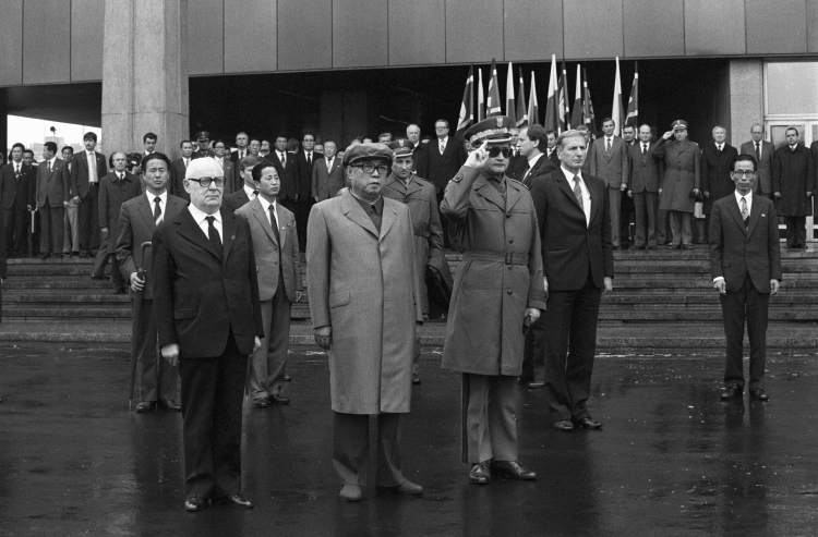 Warszawa 29.05.1984. Prezydent Koreańskiej Republiki Ludowo-Demokratycznej (KRLD) Kim Ir Sen (Kim Il Sung) z oficjalną wizytą w Polsce, 27-29 maja 1984 r. Ceremonia pożegnania przed dworcem Warszawa Centralna; na pierwszym planie, od lewej: przewodniczący Rady Państwa Henryk Jabłoński, Kim Ir Sen, premier PRL, I sekretarz KC PZPR Wojciech Jaruzelski. Fot. PAP/Grzegorz Rogiński