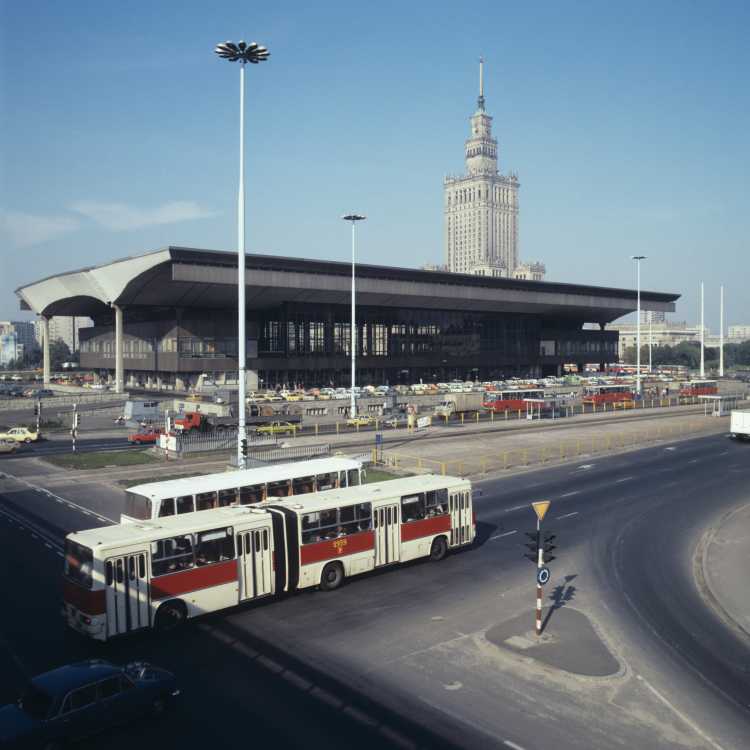 Historia jednej fotografii z Bazy Zdjęć PAP: Dworzec Centralny w Warszawie kończy 50 lat