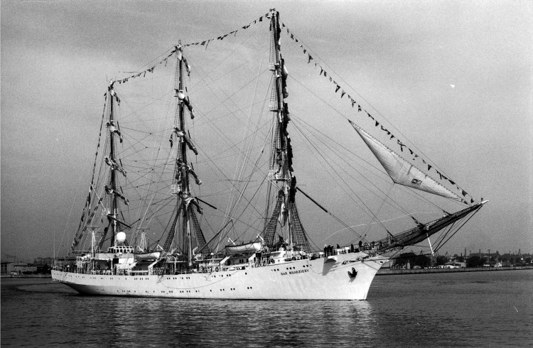 Szczecin, 1987. Żaglowiec "Dar Młodzieży" wyrusza w podróż dookoła świata. Fot. PAP/CAF- Janusz Uklejewski