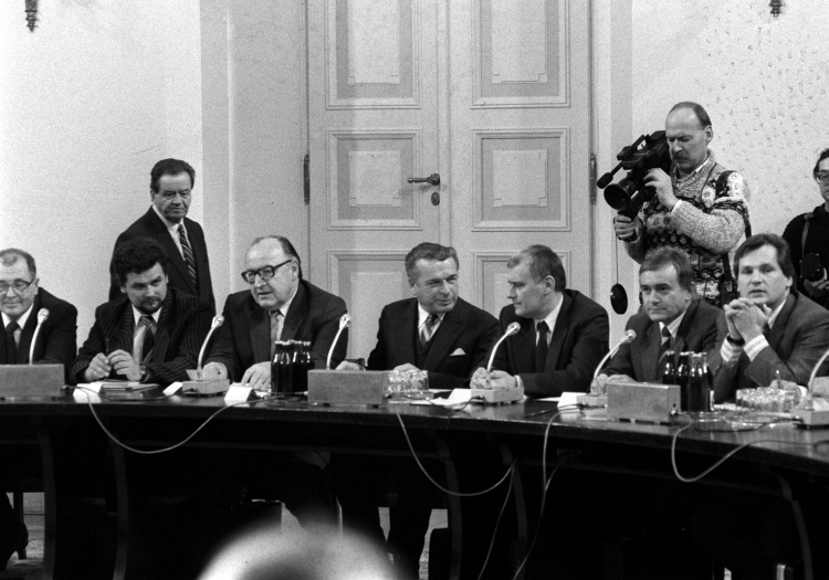 Warszawa, 1989. Obrady Okrągłego Stołu. Od lewej: Zbigniew Sobotka, Stanisław Ciosek, Czesław Kiszczak, Leszek Hołdakowski, Leszek Miller i Aleksander Kwaśniewski. Fot. PAP/Zbigniew Matuszewski 
