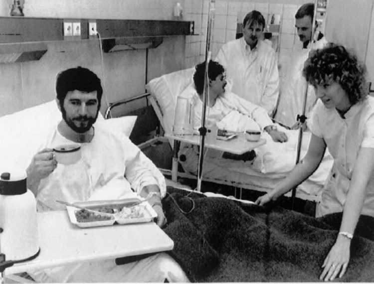 Dwóch uratowanych członków załogi polskiego promu "Jan Heweliusz", 14.01.1993 r. PAP/CAF-EP