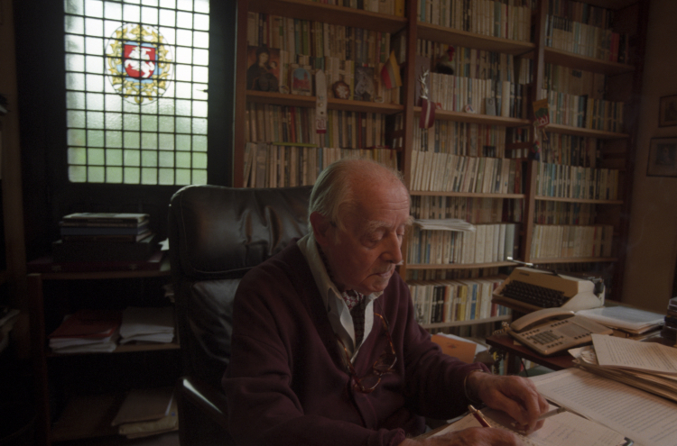 Jerzy Giedroyć w siedzibie Instytutu Literackiego przy Avenue de Poissy 91 w Achères, 1997 r. Fot. PAP/Jerzy Ruciński