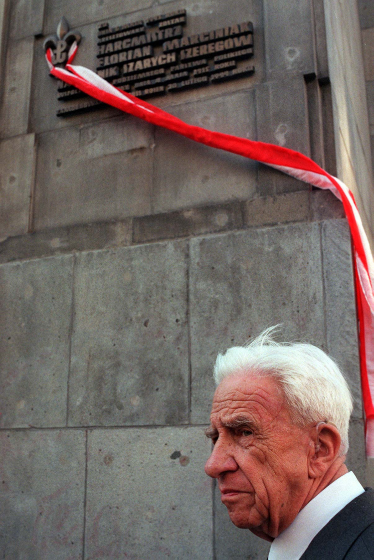 Stanisław Broniewski "Orsza" na rogu Mysiej i Nowego Światu w Warszawie podczas odsłonięcia tablicy upamiętniającej aresztowanie współtwórcy i pierwszego Naczelnika Szarych Szeregów, harcmistrza Floriana Marciniaka, 6 maja 1997 r. Fot. PAP/CAF Andrzej Rybczynski