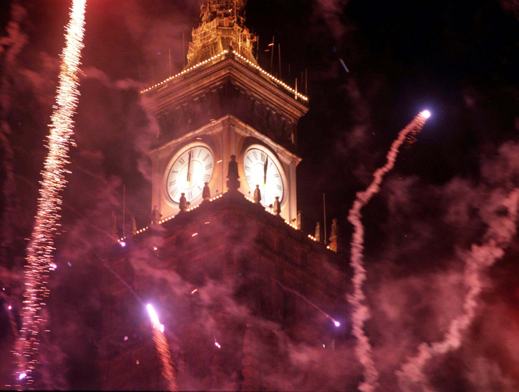Warszawa.1.01.2001. Północ na nowym, millenijnym zegarze na Pałacu Kultury. Fot. PAP-Przemek Wierzchowski